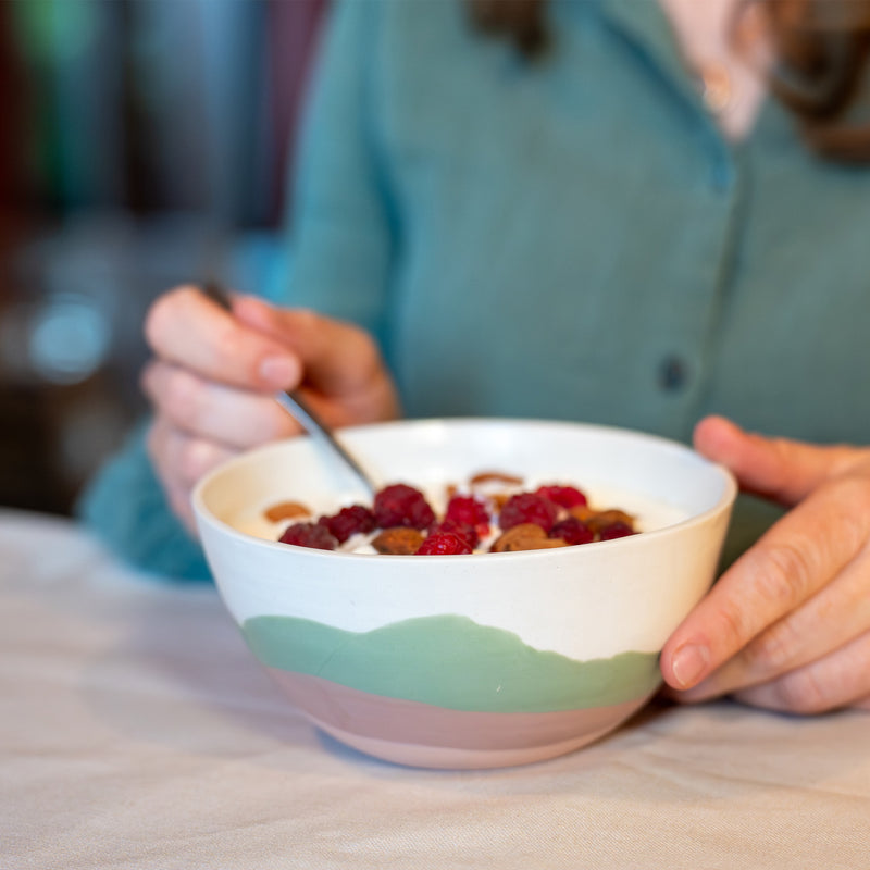 Bol en porcelaine fabriqué en France, artisanal, motif de montagnes, des Vosges, couleurs douces