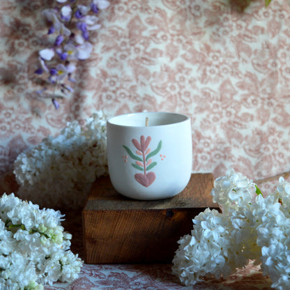 Bougie tasse à café en porcelaine fabriquée en France, pièce unique, motif floral, cire végétale et parfum de Grasse mirabelle