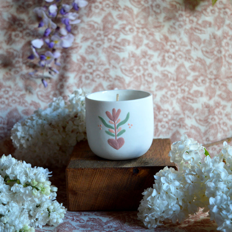 Bougie tasse à café en porcelaine fabriquée en France, pièce unique, motif floral, cire végétale et parfum de Grasse mirabelle