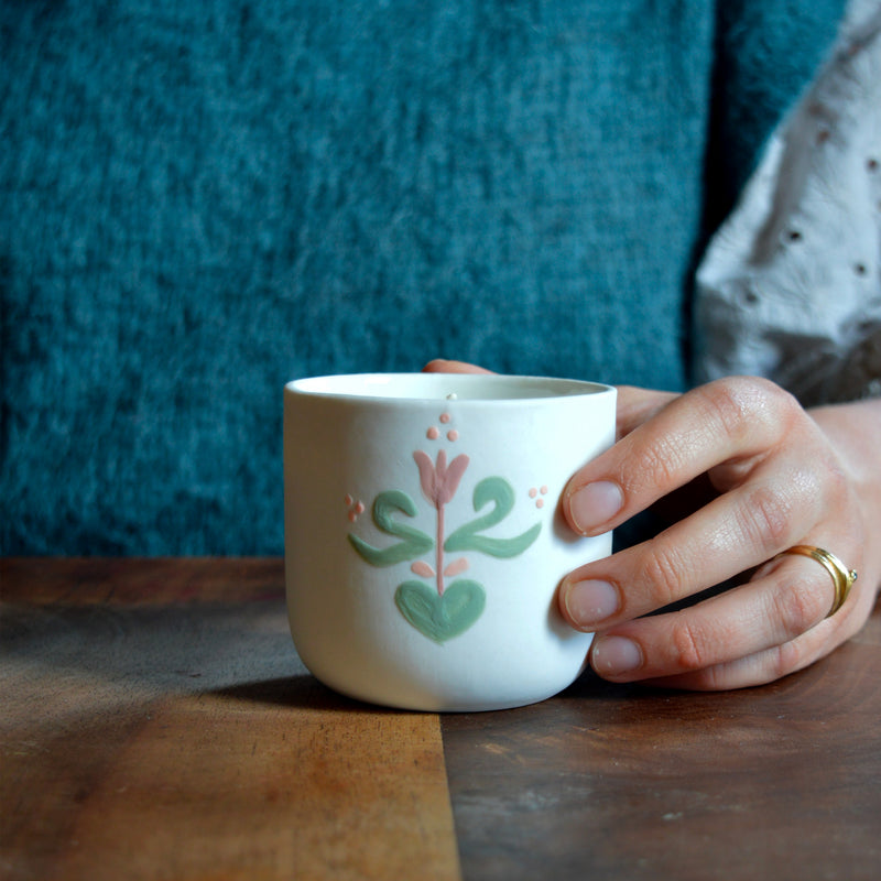 Bougie tasse à café en porcelaine fabriquée en France, pièce unique, motif floral, cire végétale et parfum de Grasse mirabelle