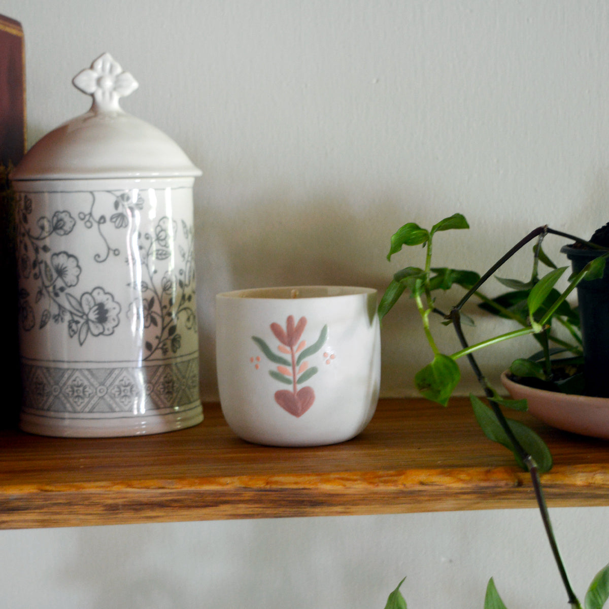 Bougie tasse à café en porcelaine fabriquée en France, pièce unique, motif floral, cire végétale et parfum de Grasse mirabelle