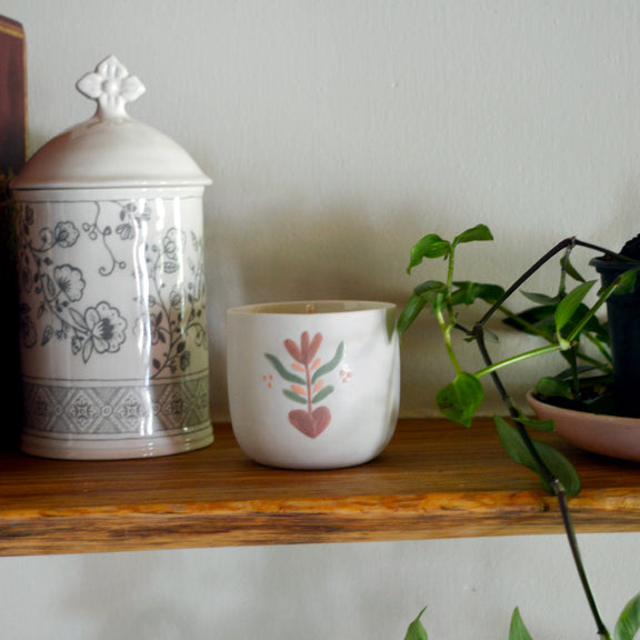 Bougie tasse à café en porcelaine fabriquée en France, pièce unique, motif floral, cire végétale et parfum de Grasse mirabelle