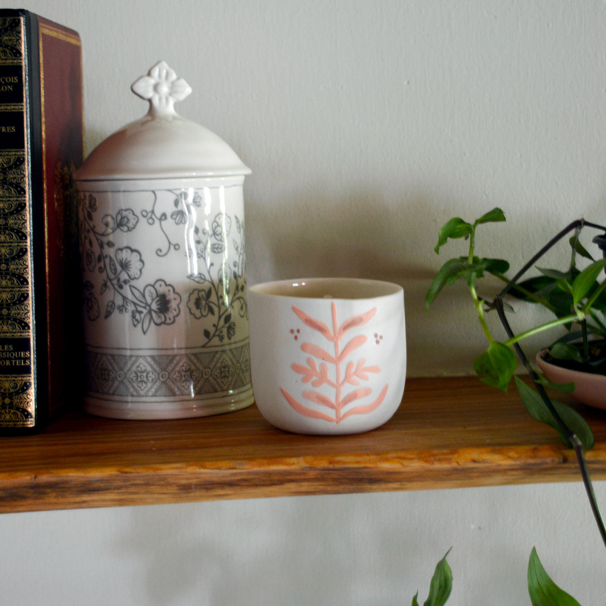 Bougie tasse à café en porcelaine fabriquée en France, pièce unique, motif floral, cire végétale et parfum de Grasse mirabelle
