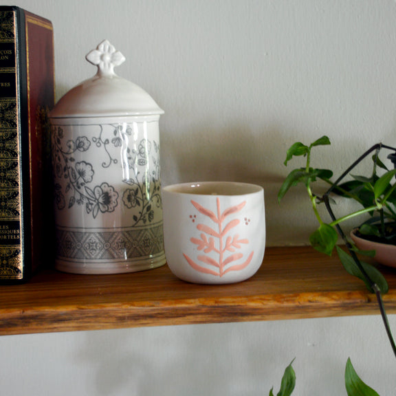 Bougie tasse à café en porcelaine fabriquée en France, pièce unique, motif floral, cire végétale et parfum de Grasse mirabelle