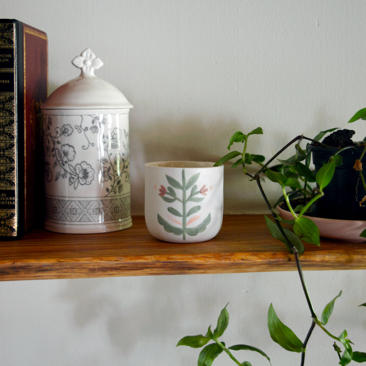 Bougie tasse à café en porcelaine fabriquée en France, pièce unique, motif floral, cire végétale et parfum de Grasse mirabelle