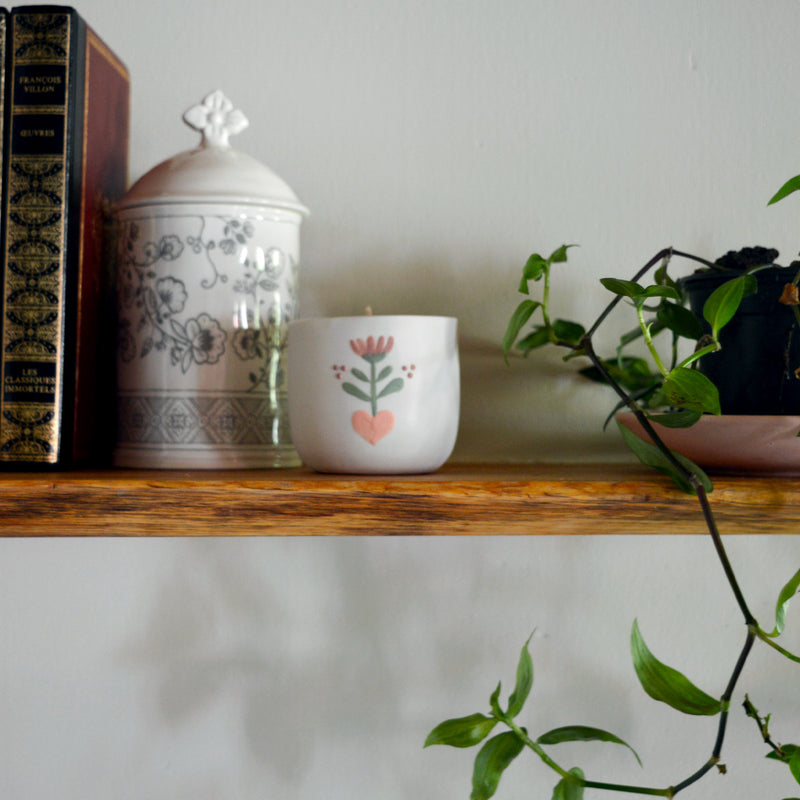 Bougie tasse à café en porcelaine fabriquée en France, pièce unique, motif floral, cire végétale et parfum de Grasse mirabelle