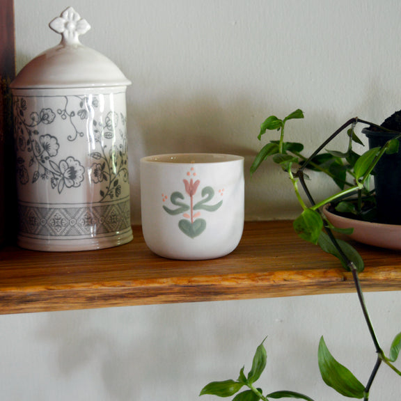 Bougie tasse à café en porcelaine fabriquée en France, pièce unique, motif floral, cire végétale et parfum de Grasse mirabelle