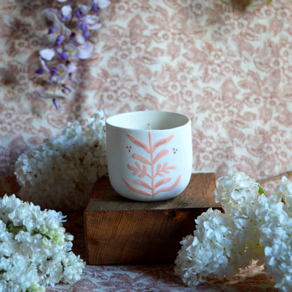 Bougie tasse à café en porcelaine fabriquée en France, pièce unique, motif floral, cire végétale et parfum de Grasse mirabelle