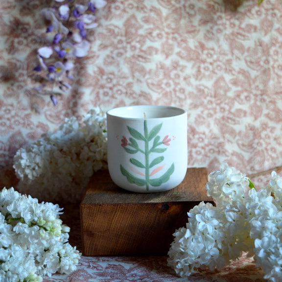 Bougie tasse à café en porcelaine fabriquée en France, pièce unique, motif floral, cire végétale et parfum de Grasse mirabelle