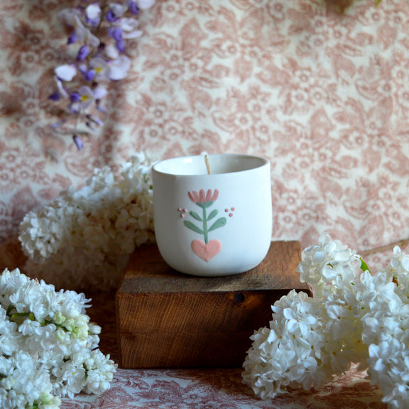 Bougie tasse à café en porcelaine fabriquée en France, pièce unique, motif floral, cire végétale et parfum de Grasse mirabelle
