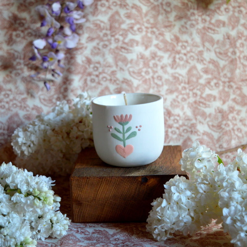 Bougie tasse à café en porcelaine fabriquée en France, pièce unique, motif floral, cire végétale et parfum de Grasse mirabelle