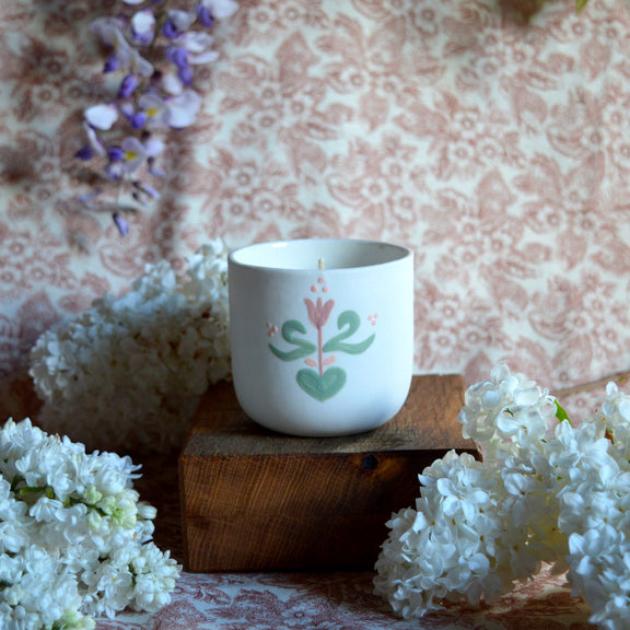 Bougie tasse à café en porcelaine fabriquée en France, pièce unique, motif floral, cire végétale et parfum de Grasse mirabelle