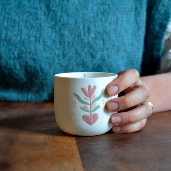 Bougie tasse à café en porcelaine fabriquée en France, pièce unique, motif floral, cire végétale et parfum de Grasse mirabelle
