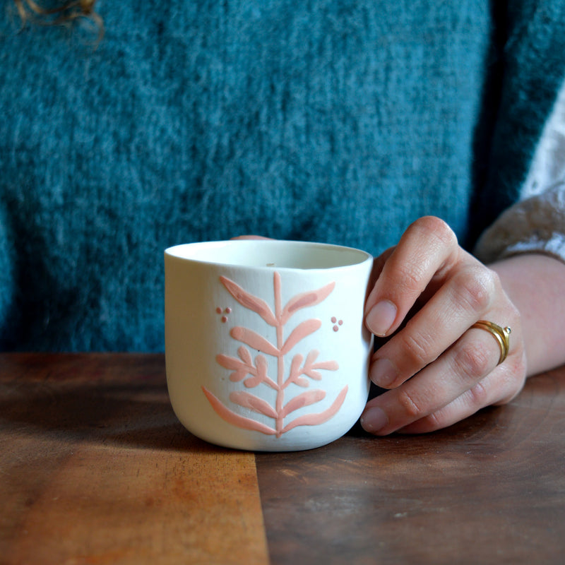 Bougie tasse à café en porcelaine fabriquée en France, pièce unique, motif floral, cire végétale et parfum de Grasse mirabelle
