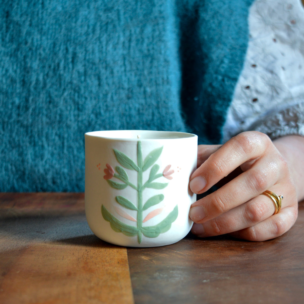 Bougie tasse à café en porcelaine fabriquée en France, pièce unique, motif floral, cire végétale et parfum de Grasse mirabelle