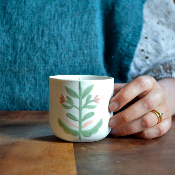 Bougie tasse à café en porcelaine fabriquée en France, pièce unique, motif floral, cire végétale et parfum de Grasse mirabelle