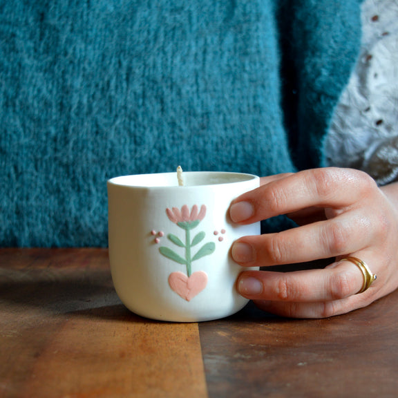 Bougie tasse à café en porcelaine fabriquée en France, pièce unique, motif floral, cire végétale et parfum de Grasse mirabelle