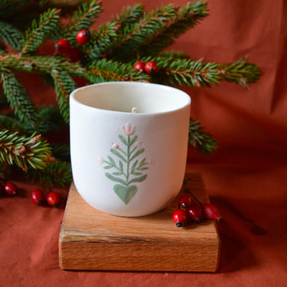 Bougie artisanale coulée dans une tasse à thé en porcelaine, fabriquée en France, senteur de Noël, décor unique Alsace