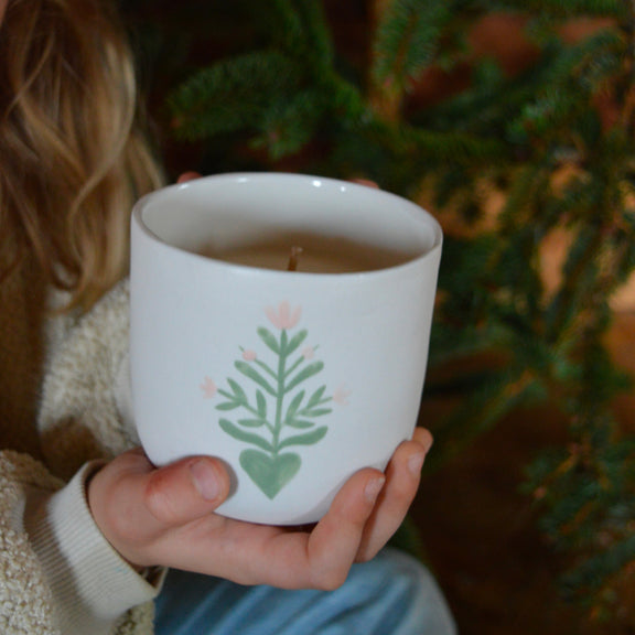 Bougie artisanale coulée dans une tasse à thé en porcelaine, fabriquée en France, senteur de Noël, décor unique Alsace