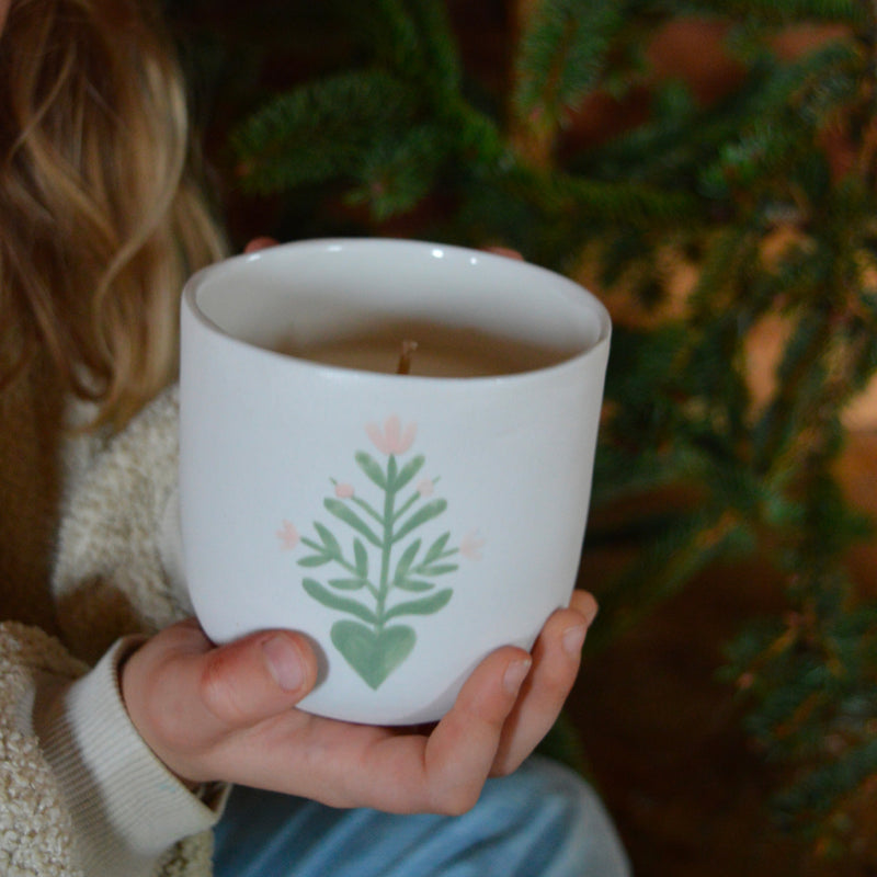 Bougie artisanale coulée dans une tasse à thé en porcelaine, fabriquée en France, senteur de Noël, décor unique Alsace