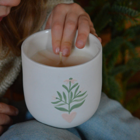 Bougie artisanale coulée dans une tasse à thé en porcelaine, fabriquée en France, senteur de Noël, décor unique Alsace, tenu par main d'enfant