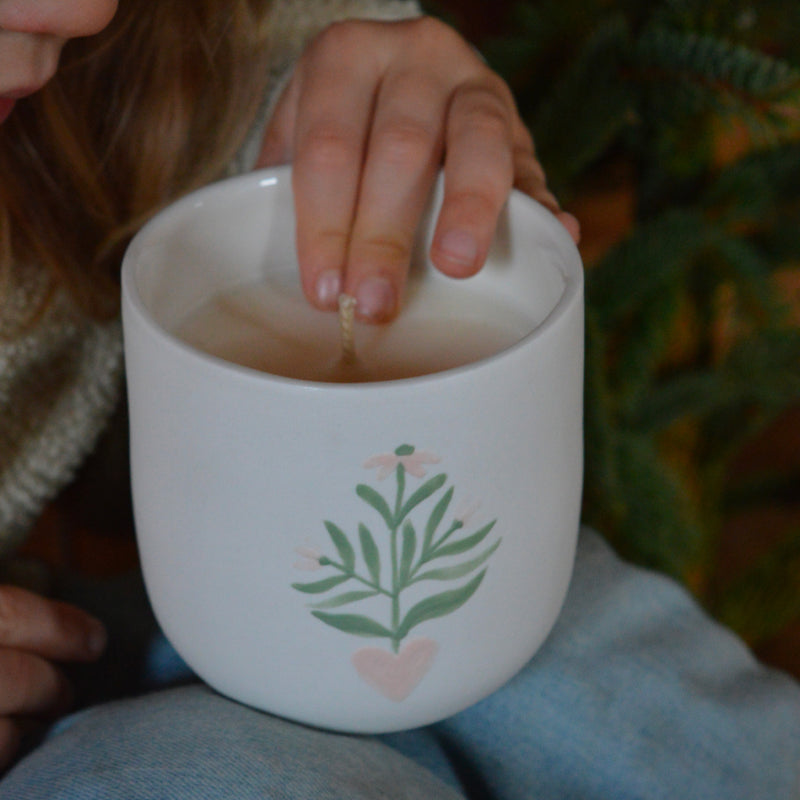 Bougie artisanale coulée dans une tasse à thé en porcelaine, fabriquée en France, senteur de Noël, décor unique Alsace, tenu par main d'enfant