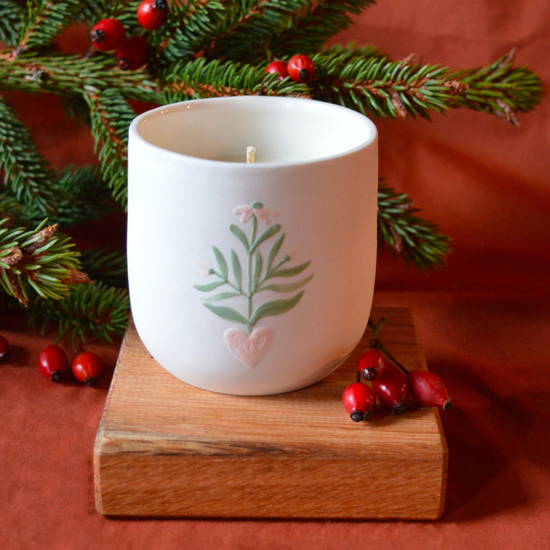 Bougie artisanale coulée dans une tasse à thé en porcelaine, fabriquée en France, senteur de Noël, décor unique Alsace