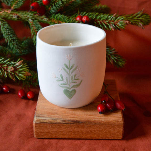 Bougie artisanale coulée dans une tasse à thé en porcelaine, fabriquée en France, senteur de Noël, décor unique Alsace