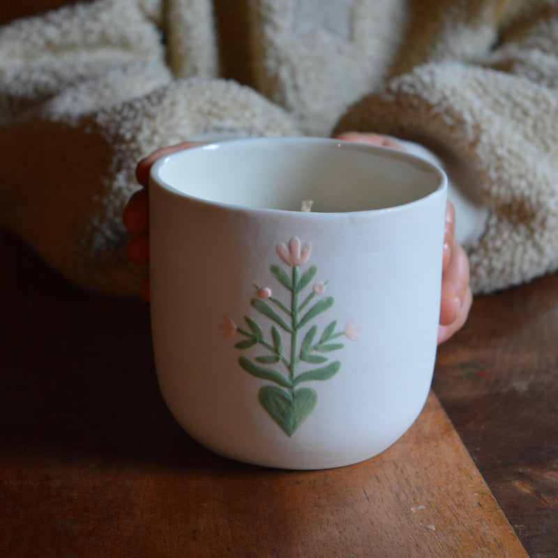 Bougie artisanale coulée dans une tasse à thé en porcelaine, fabriquée en France, senteur de Noël, décor unique Alsace