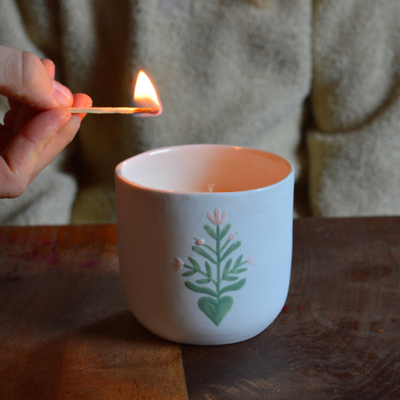 Bougie artisanale coulée dans une tasse à thé en porcelaine, fabriquée en France, senteur de Noël, décor unique Alsace