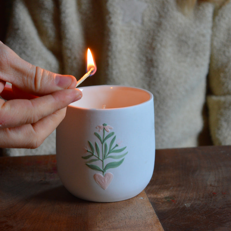 Bougie artisanale coulée dans une tasse à thé en porcelaine, fabriquée en France, senteur de Noël, décor unique Alsace