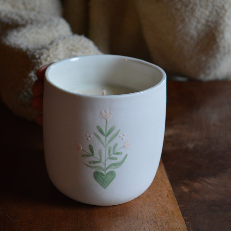 Bougie artisanale coulée dans une tasse à thé en porcelaine, fabriquée en France, senteur de Noël, décor unique Alsace