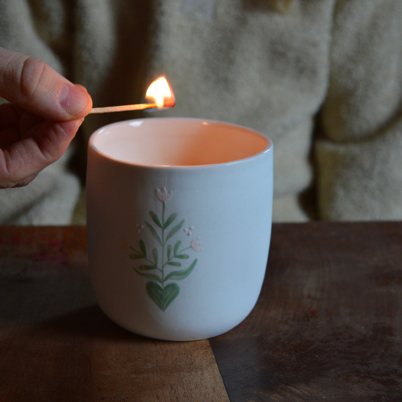 Bougie artisanale coulée dans une tasse à thé en porcelaine, fabriquée en France, senteur de Noël, décor unique Alsace