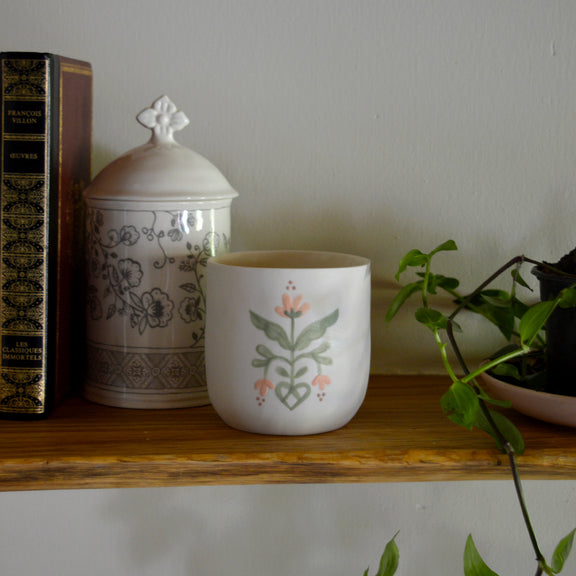 Bougie tasse à thé en porcelaine fabriquée en France, pièce unique, motif floral, cire végétale et parfum de Grasse mirabelle