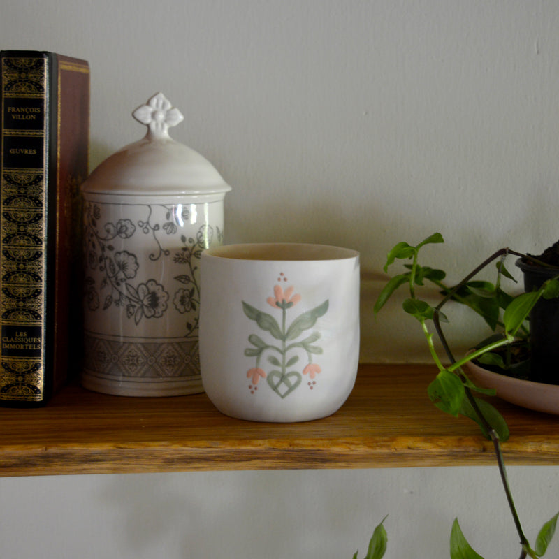 Bougie tasse à thé en porcelaine fabriquée en France, pièce unique, motif floral, cire végétale et parfum de Grasse mirabelle