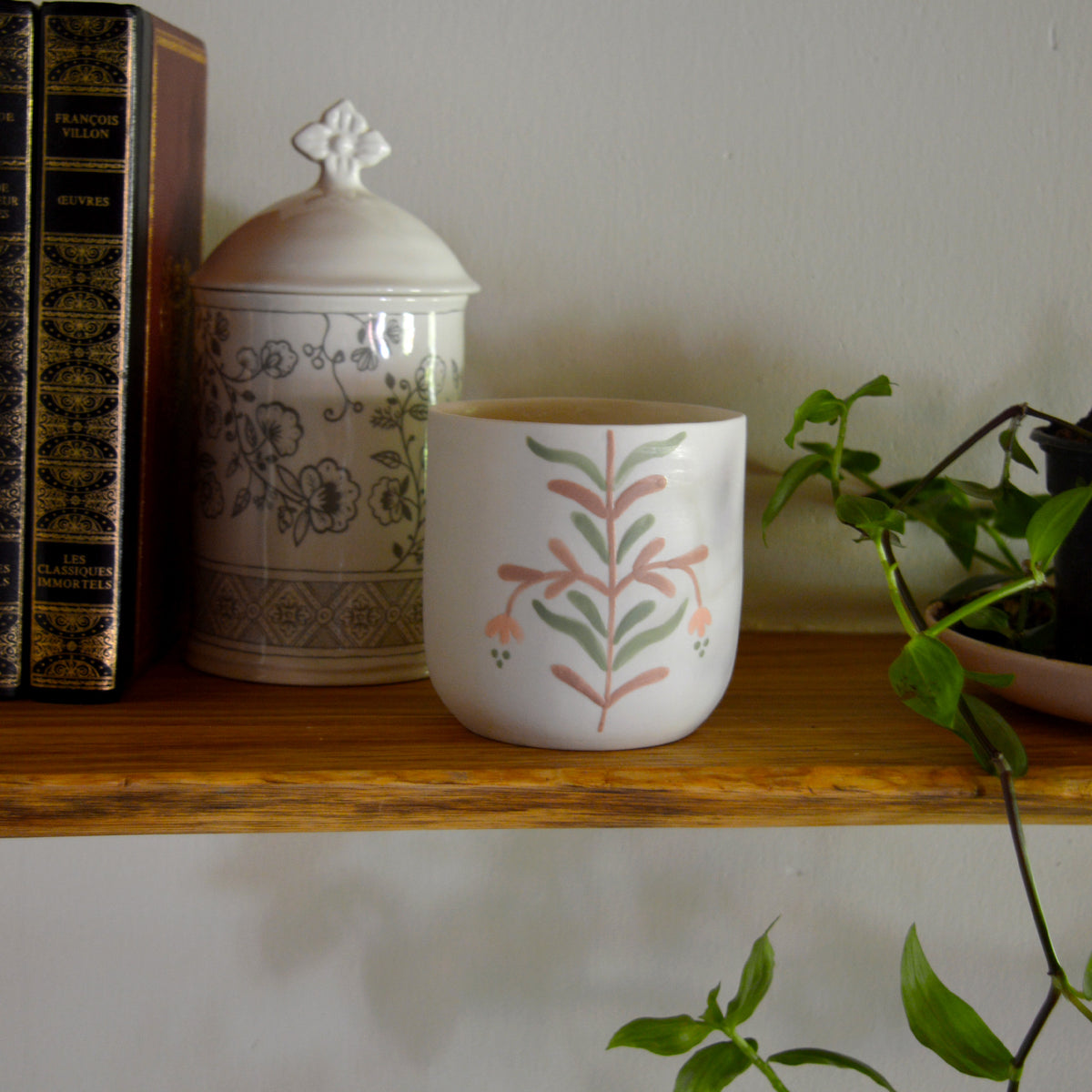 Bougie tasse à thé en porcelaine fabriquée en France, pièce unique, motif floral, cire végétale et parfum de Grasse mirabelle