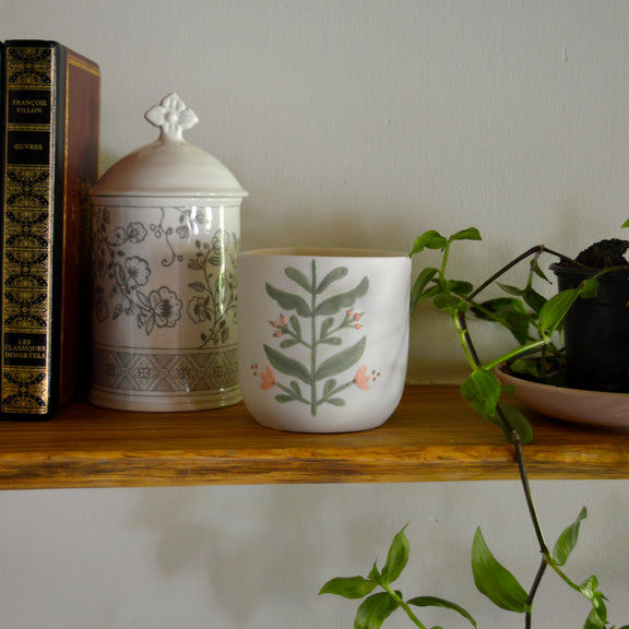 Bougie tasse à thé en porcelaine fabriquée en France, pièce unique, motif floral, cire végétale et parfum de Grasse mirabelle