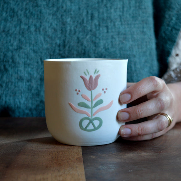 Bougie tasse à thé en porcelaine fabriquée en France, pièce unique, motif floral, cire végétale et parfum de Grasse mirabelle