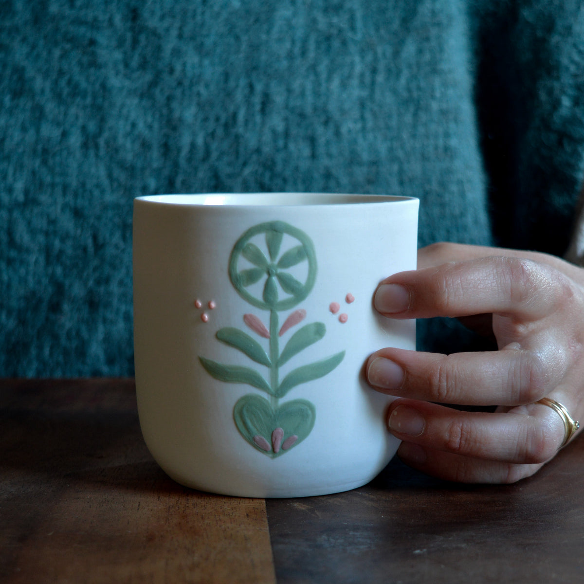 Bougie tasse à thé en porcelaine fabriquée en France, pièce unique, motif floral, cire végétale et parfum de Grasse mirabelle