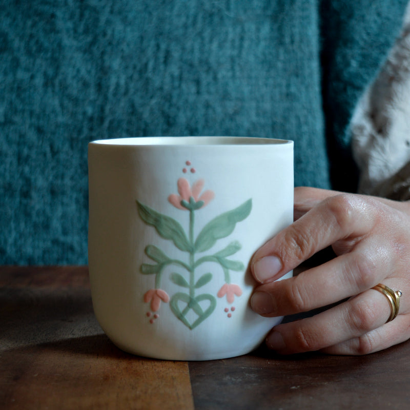 Bougie tasse à thé en porcelaine fabriquée en France, pièce unique, motif floral, cire végétale et parfum de Grasse mirabelle