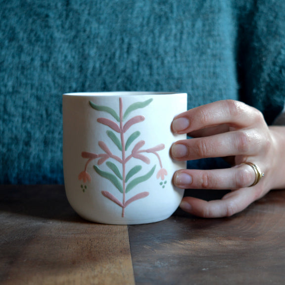 Bougie tasse à thé en porcelaine fabriquée en France, pièce unique, motif floral, cire végétale et parfum de Grasse mirabelle