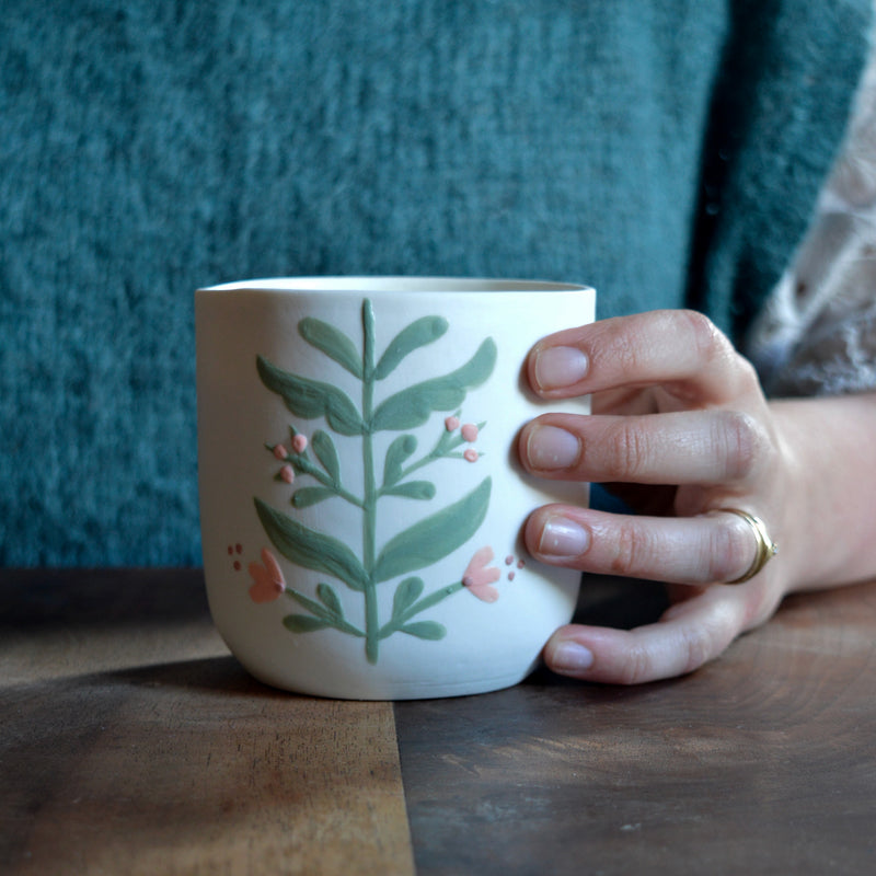 Bougie tasse à thé en porcelaine fabriquée en France, pièce unique, motif floral, cire végétale et parfum de Grasse mirabelle
