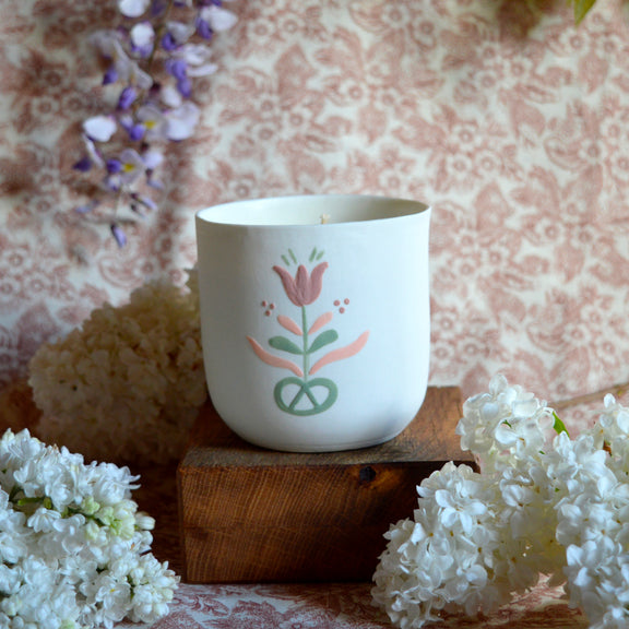 Bougie tasse à thé en porcelaine fabriquée en France, pièce unique, motif floral, cire végétale et parfum de Grasse mirabelle