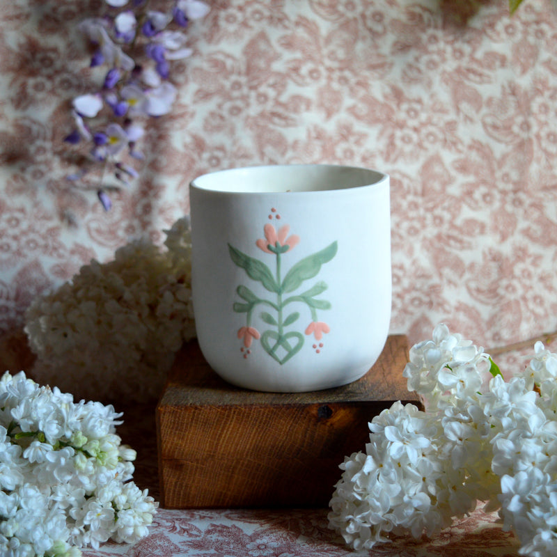 Bougie tasse à thé en porcelaine fabriquée en France, pièce unique, motif floral, cire végétale et parfum de Grasse mirabelle