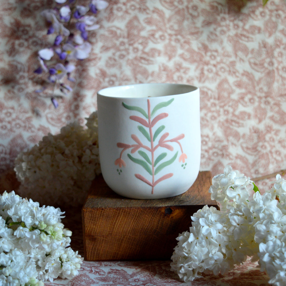 Bougie tasse à thé en porcelaine fabriquée en France, pièce unique, motif floral, cire végétale et parfum de Grasse mirabelle