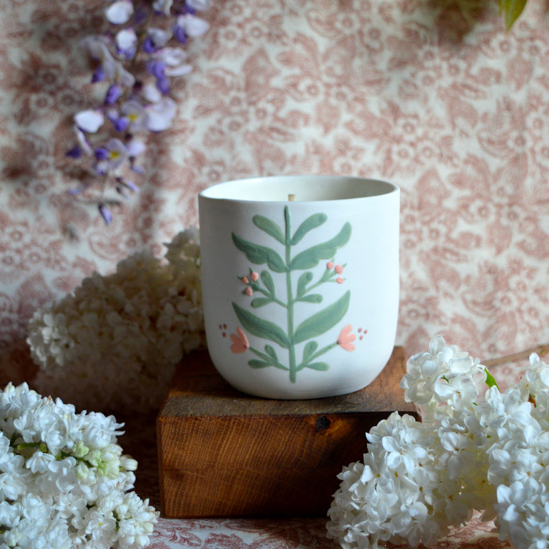 Bougie tasse à thé en porcelaine fabriquée en France, pièce unique, motif floral, cire végétale et parfum de Grasse mirabelle