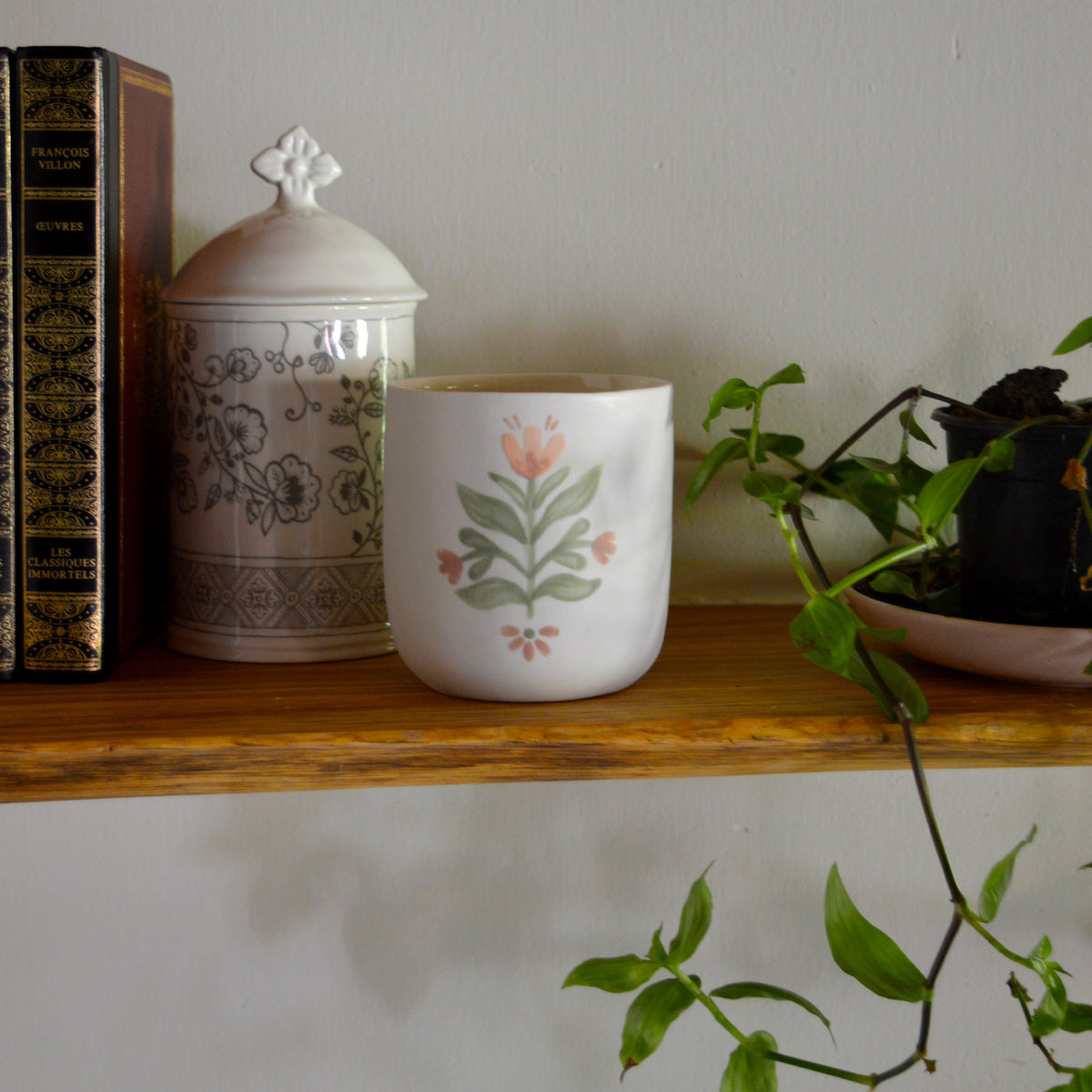 Bougie tasse à thé en porcelaine fabriquée en France, pièce unique, motif floral, cire végétale et parfum de Grasse mirabelle