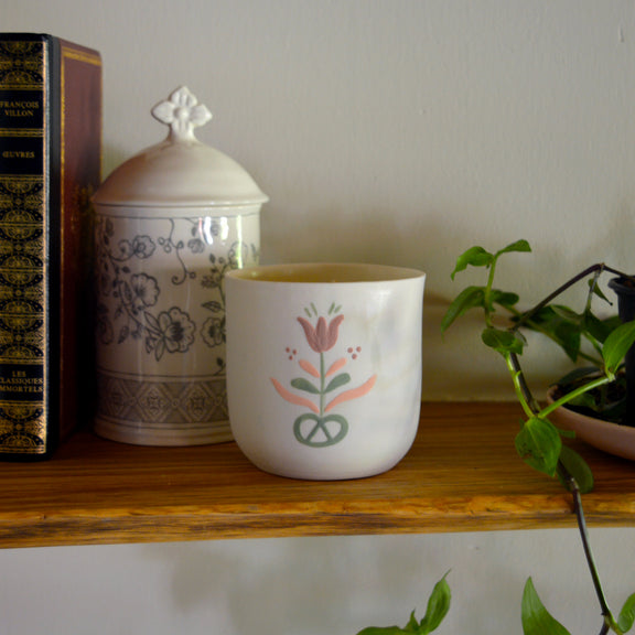 Bougie tasse à thé en porcelaine fabriquée en France, pièce unique, motif floral, cire végétale et parfum de Grasse mirabelle