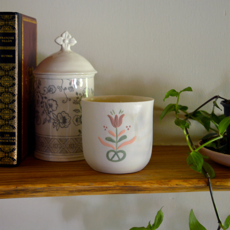 Bougie tasse à thé en porcelaine fabriquée en France, pièce unique, motif floral, cire végétale et parfum de Grasse mirabelle
