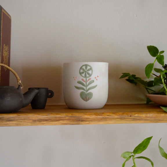 Bougie tasse à thé en porcelaine fabriquée en France, pièce unique, motif floral, cire végétale et parfum de Grasse mirabelle
